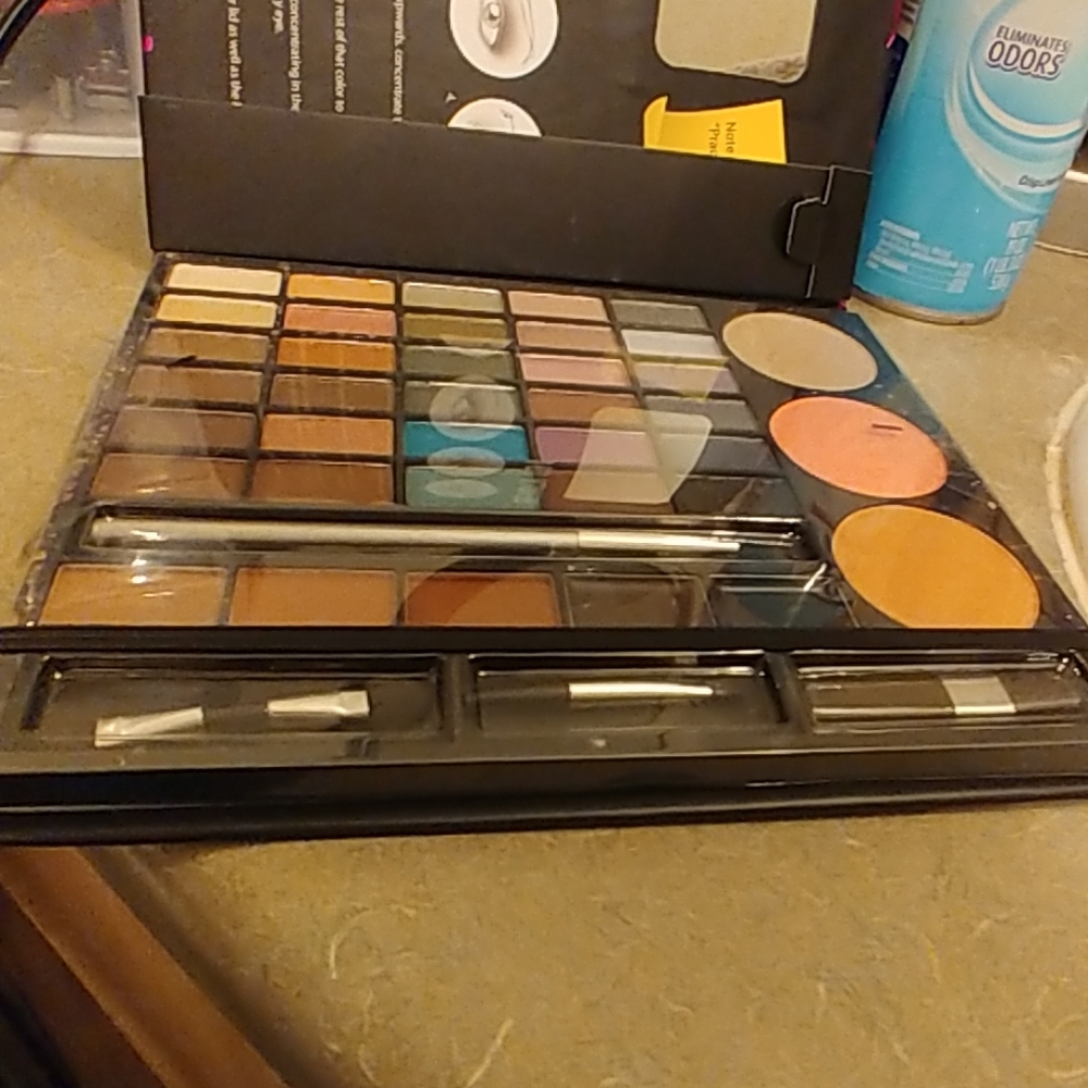 Eyeshadow kid basic 101 Avon lip gloss lasting